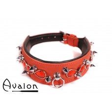 Avalon - DEFIANCE - Collar med Spisse Nagler og Røde Stener - Rødt og Svart